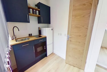 1 bed studio, Mansfield Road, Hockley, Nottingham, NG13FB - Image 3