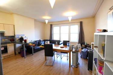 3 bed flat, Whiteladies Road, Clifton, Bristol, BS82QN - Image 2