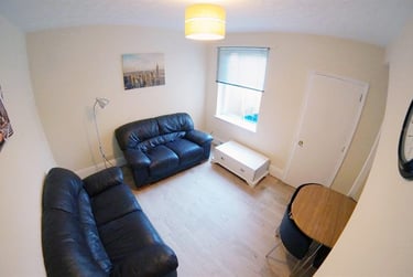 4 bed house, Poole street, The mounts, Northampton, NN13EX - Image 2