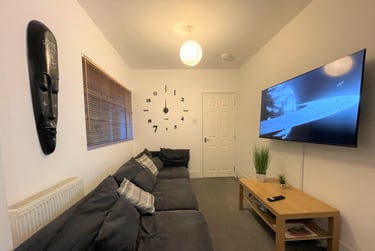 5 bed house, Fawcett goombs Wifi and Parking, Southsea, Portsmouth, PO40DH - Image 1