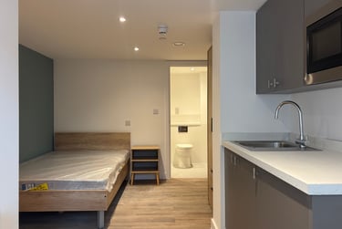 1 bed studio, Queen Square, City Centre, Bristol, BS14JE - Image 2