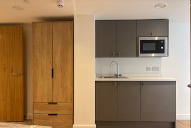 1 bed studio, Queen Square, City Centre, Bristol, BS14JE - Image 3