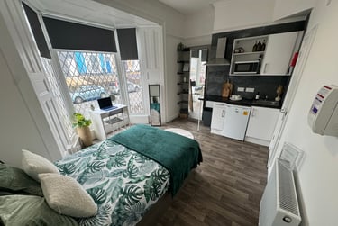 1 bed flat, Bryn Road, Brynmill, Swansea, SA20AR - Image 2