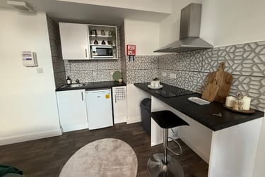 1 bed studio, Bryn Road, Brynmill, Swansea, SA20AR - Image 2