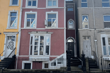1 bed studio, Bryn Road, Brynmill, Swansea, SA20AR - Image 1