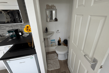 1 bed studio, Malvern Terrace, Brynmill, Swansea, SA20BE - Image 10