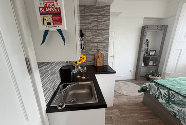 1 bed studio, Malvern Terrace, Brynmill, Swansea, SA20BE - Image 2