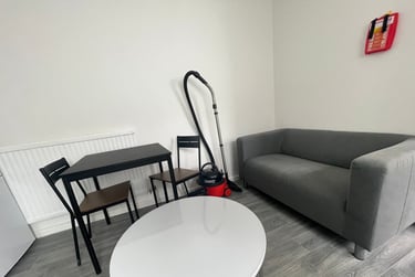 2 bed flat, King Edwards Road, Brynmill, Swansea, SA14LU - Image 12