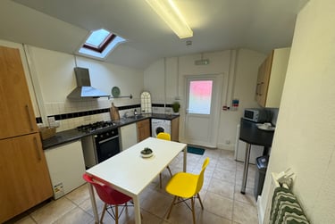 2 bed flat, Bryn Road, Brynmill, Swansea, SA20AT - Image 2