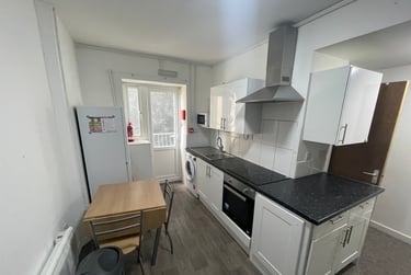 3 bed flat, Bryn Road, Brynmill, Swansea, SA20AR - Image 2