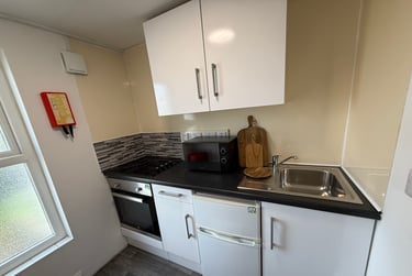 1 bed flat, Bryn Road, Brynmill, Swansea, SA20AR - Image 13