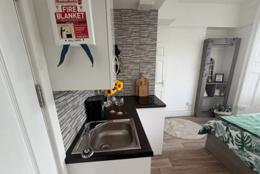 1 bed studio, Malvern Terrace, Brynmill, Swansea, SA20BE - Image 3