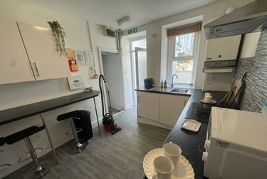 3 bed flat, Bryn Road, Brynmill, Swansea, SA20AR - Image 2