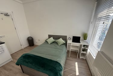 1 bed studio, Bryn Road, Brynmill, Swansea, SA20AR - Image 5