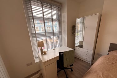 1 bed studio, Bryn Road, Brynmill, Swansea, SA20AR - Image 6