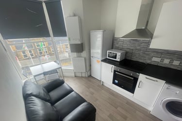 2 bed flat, St Albans Road, Brynmill, Swansea, SA20BP - Image 2