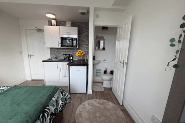 1 bed studio, Malvern Terrace, Brynmill, Swansea, SA20BE - Image 9