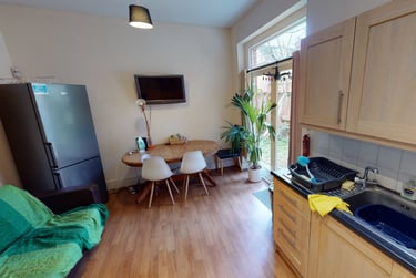 3 bed flat, Mount Nod Road, Tulse Hill, London, SW162LL - Image 3