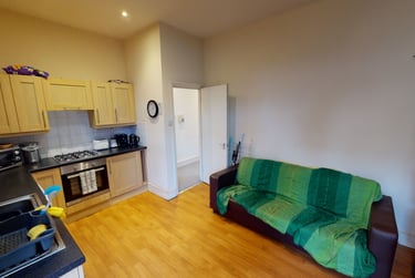 3 bed flat, Mount Nod Road, Tulse Hill, London, SW162LL - Image 2