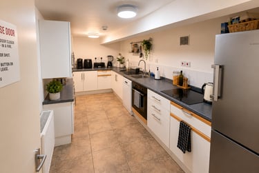 9 bed house, Ash Grove, Hyde Park, Leeds, LS61AX - Image 1