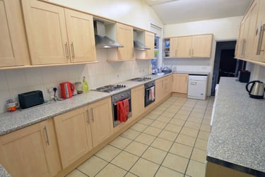 8 bed house, Belle Vue Road, Hyde Park, Leeds, LS31HF - Image 1