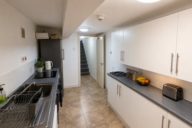 9 bed house, Ash Grove, Hyde Park, Leeds, LS61AX - Image 2