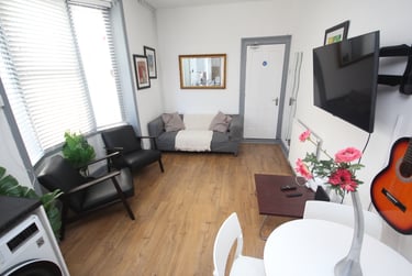 5 bed house, Jessie Road, Southsea, Portsmouth, PO40EW - Image 1