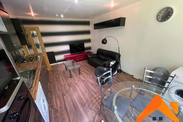 3 bed flat, The Poplars, Headingley, Leeds, LS62BT - Image 1