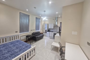 1 bed studio, Raglan Road, Edgbaston, Birmingham, B57RA - Image 1