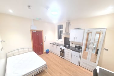 1 bed studio, Raglan Road, Edgbaston, Birmingham, B57RA - Image 1