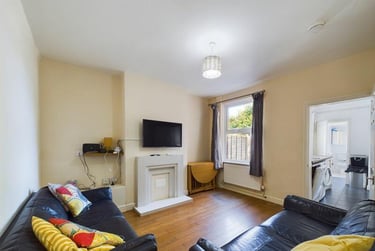 4 bed house, Bishopstone Road, City Centre, Gloucester, GL14BZ - Image 1