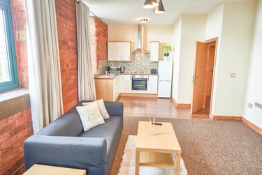 2 bed flat, Legrams Lane, Manningham, Bradford, BD71NH - Image 1