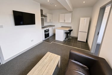2 bed flat, Hobson Road, Selly Park, Birmingham, B297QA - Image 1