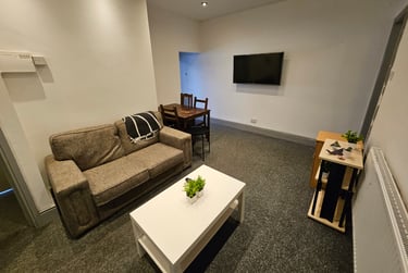2 bed flat, Hobson Road, Selly Park, Birmingham, B297QA - Image 2