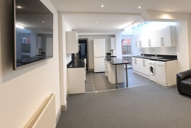 9 bed house, Tiverton Road, Selly Park, Birmingham, B296DB - Image 1