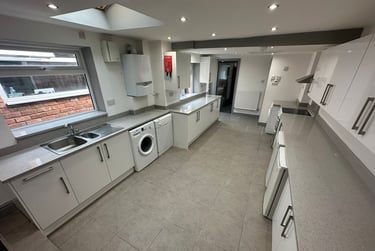 6 bed house, Dawlish Road, Selly Park, Birmingham, B297AH - Image 1