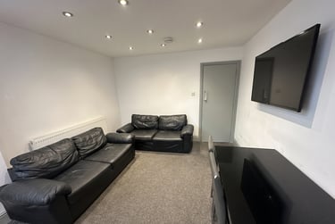7 bed house, Hubert Road, Selly Park, Birmingham, B296ER - Image 2