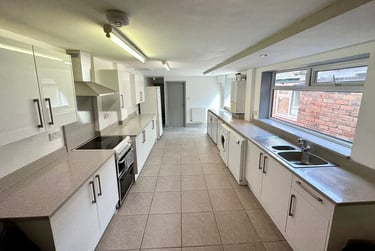7 bed house, Dawlish Road, Selly Park, Birmingham, B297AH - Image 1