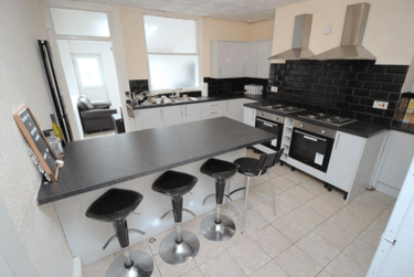 9 bed house, Kensington Terrace, Hyde Park, Leeds, LS61BE - Image 1