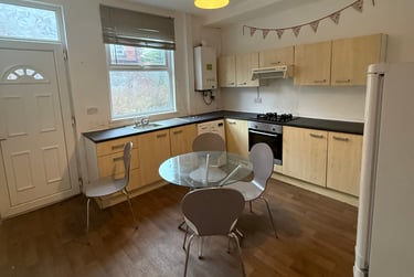 4 bed house, Welton Grove, Hyde Park, Leeds, LS61ES - Image 2