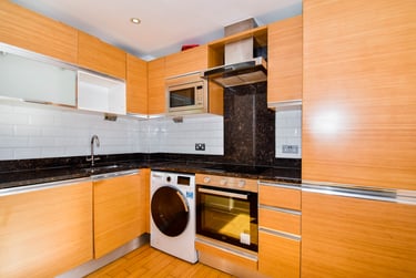 3 bed flat, Westferry Road, Isle of Dogs, London, E143RS - Image 3