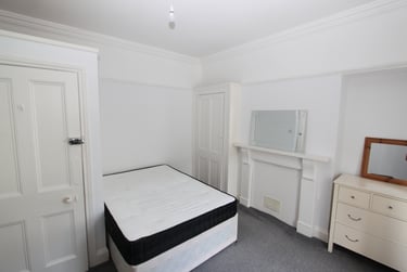 3 bed flat, Hill Park Crescent, Greenbank, Plymouth, PL48JW - Image 7