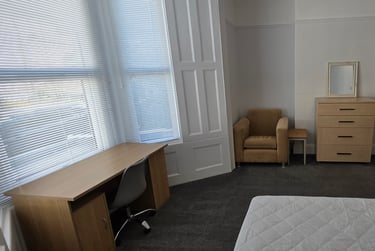 3 bed flat, Hill Park Crescent, Greenbank, Plymouth, PL48JW - Image 2