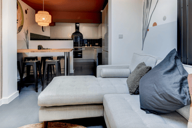 6 bed house, Hogarth Walk, Lockleaze, Bristol, BS79XS - Image 2