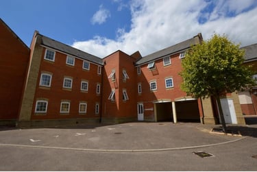 4 bed flat, Hesper Road, Hythe, Colchester, CO28JP - Image 1