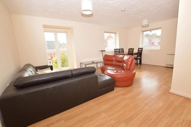4 bed flat, Hesper Road, Hythe, Colchester, CO28JP - Image 2