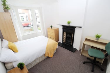 4 bed house, Henley Road, Southsea, Portsmouth, PO40HS - Image 1