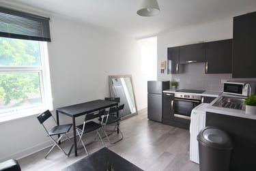 2 bed flat, Albert Road, Southsea, Portsmouth, PO40JT - Image 2