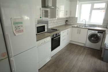 5 bed house, Beach Road, Southsea, Portsmouth, PO52JH - Image 1