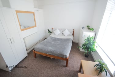 4 bed house, Margate Road, University of Portsmouth, Portsmouth, PO51EZ - Image 1